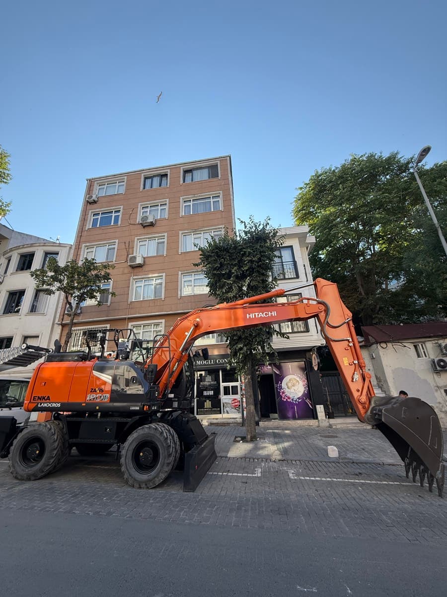 BAYRAMOĞLU CONLAR’DAN KİRALIK LASTİKLİ EKSKAVATÖR 20 TON